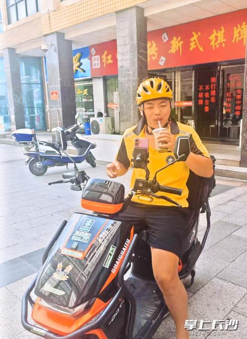 一碗粥里的清凉与尊严 外卖小哥的驿站时刻